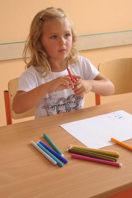 Jak pomoci dítěti, když příliš tlačí na psací potřeby?